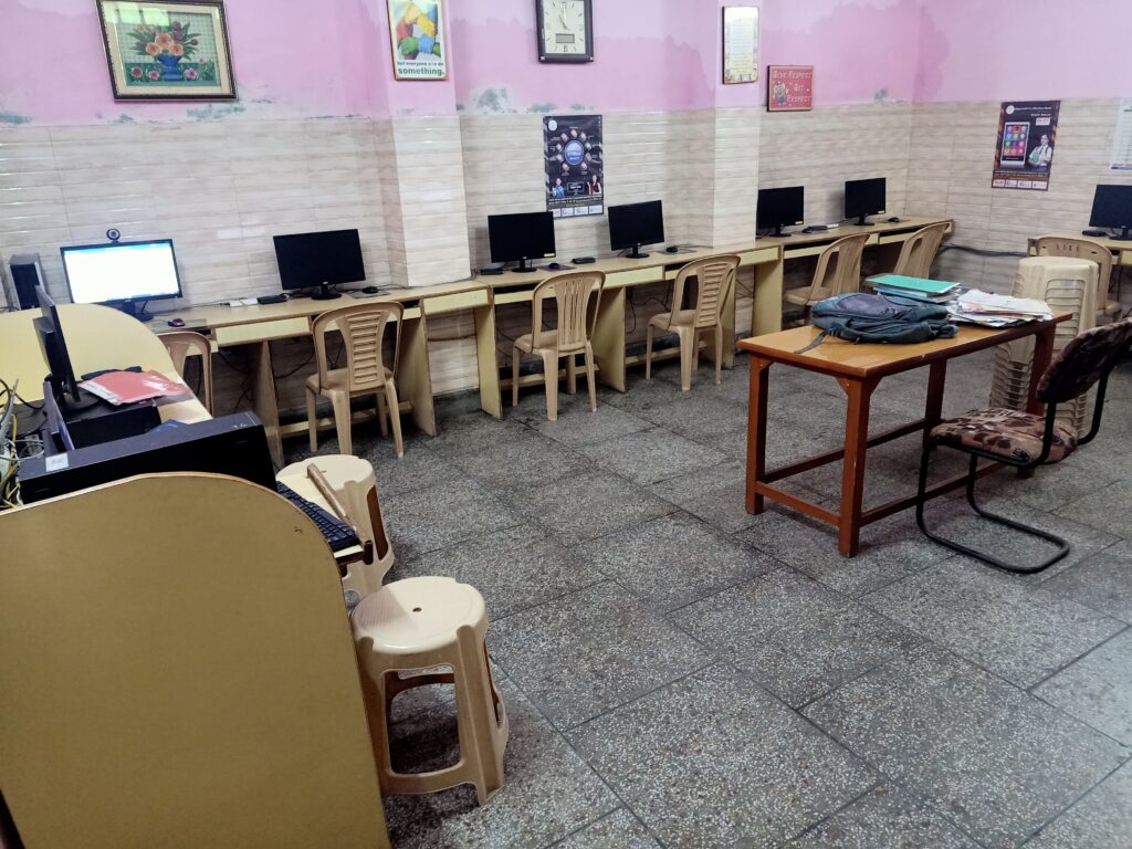 Cyber Cafe HD Image computer lab